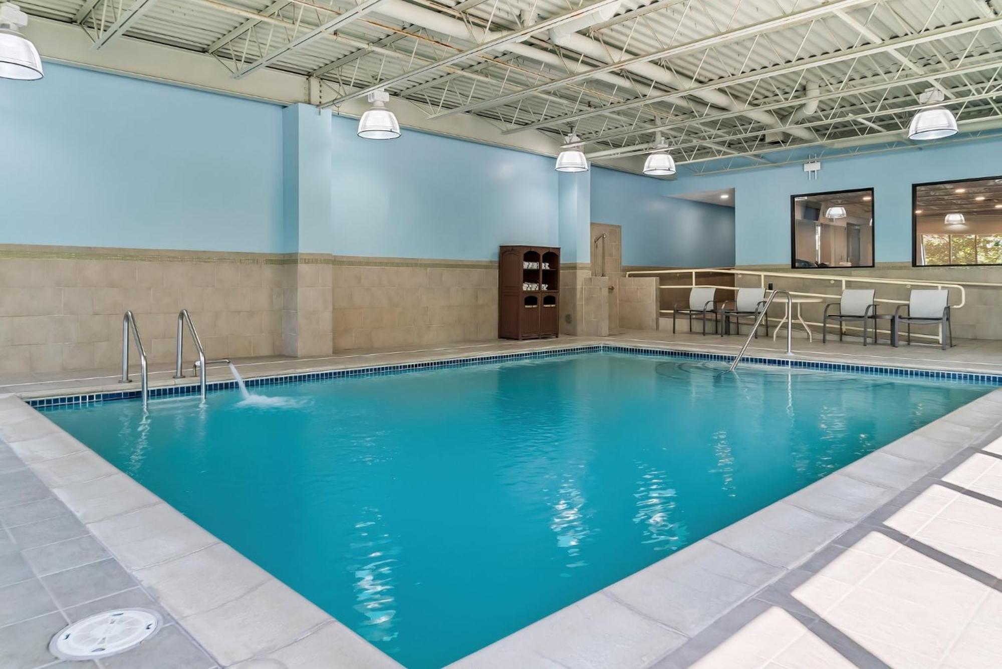 Holiday Inn Express & Suites Detroit - Novi By Ihg Exterior photo