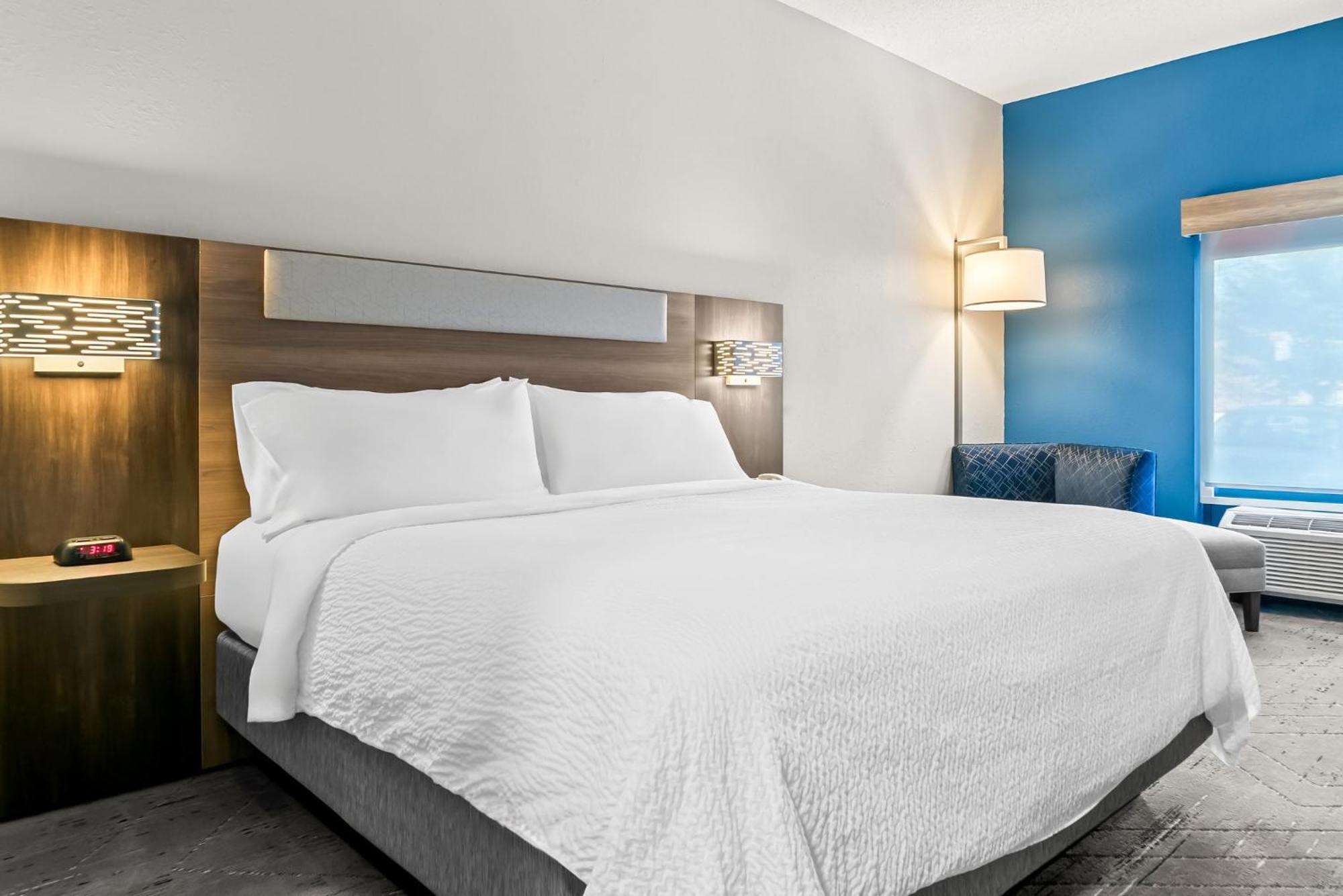 Holiday Inn Express & Suites Detroit - Novi By Ihg Exterior photo