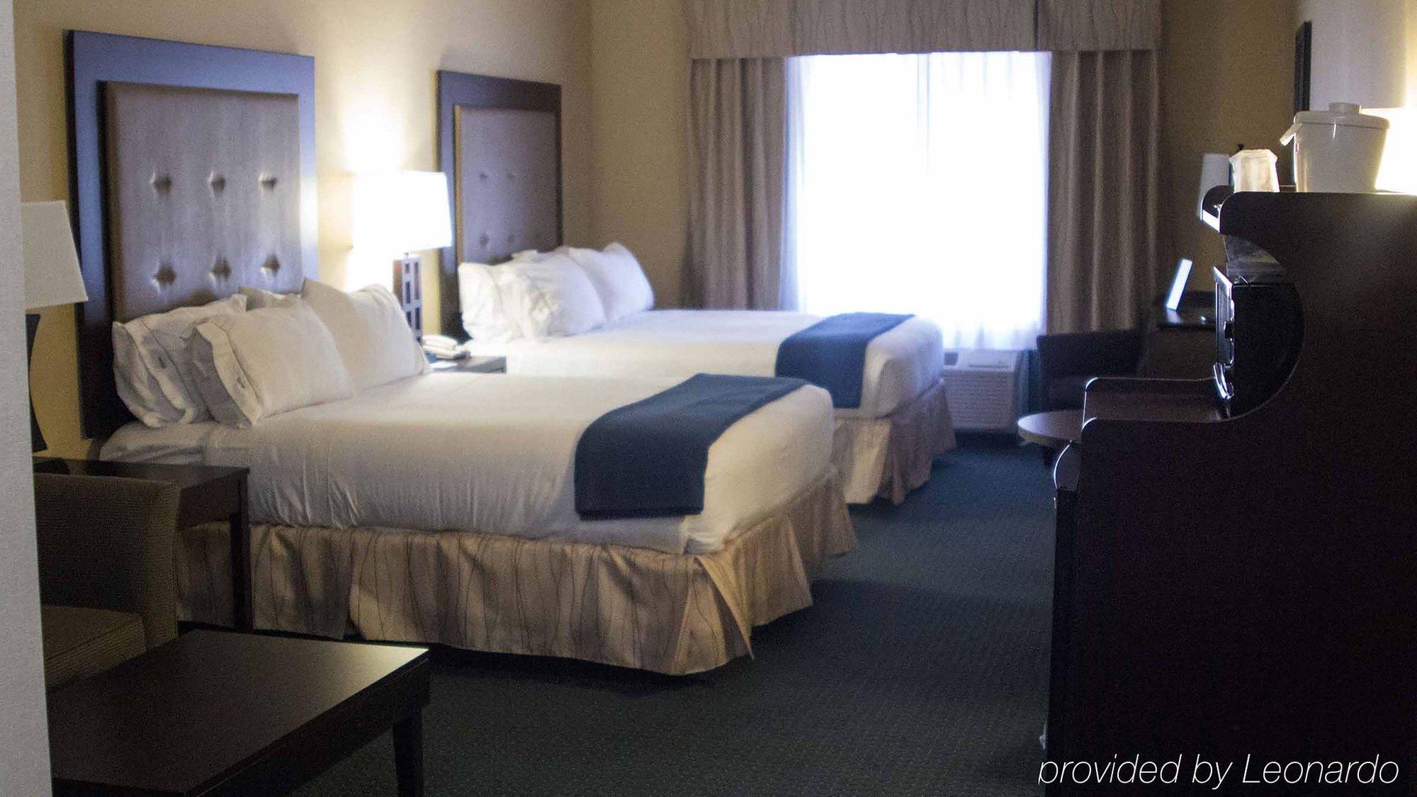 Holiday Inn Express & Suites Detroit - Novi By Ihg Exterior photo