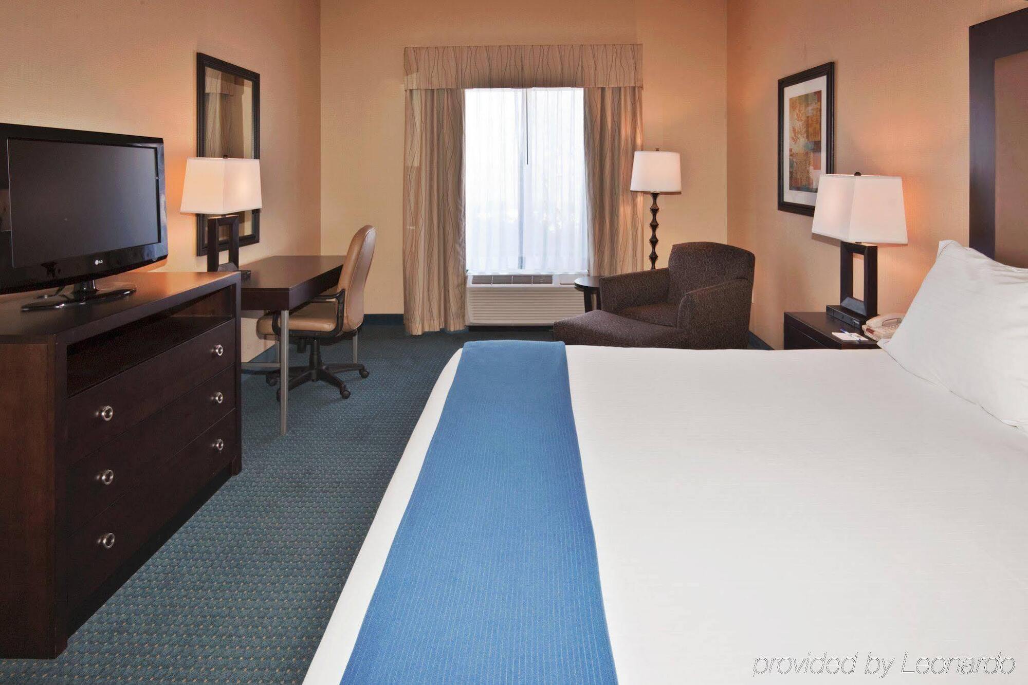 Holiday Inn Express & Suites Detroit - Novi By Ihg Exterior photo